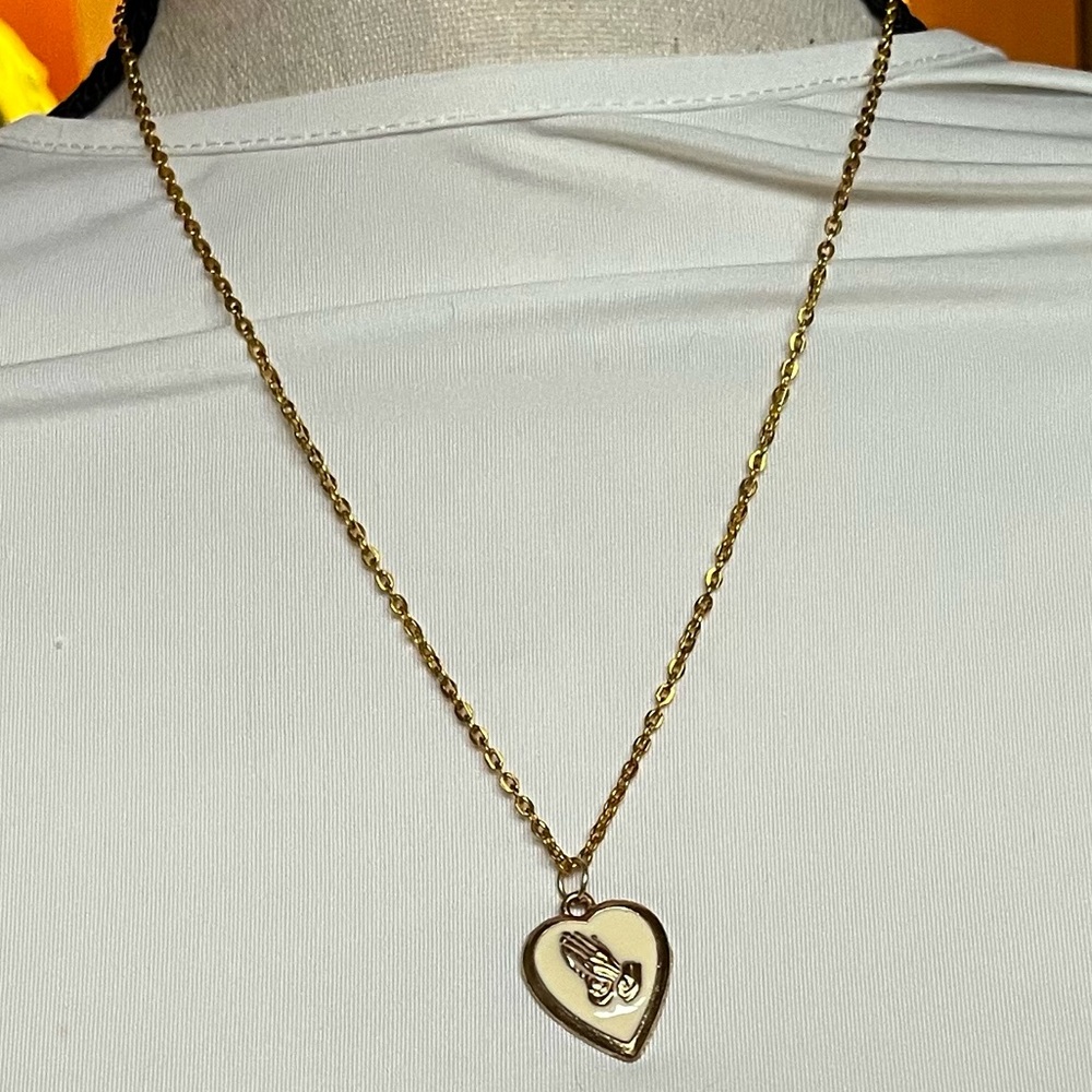 Gold tone chain & prayer heart pendant jewelry